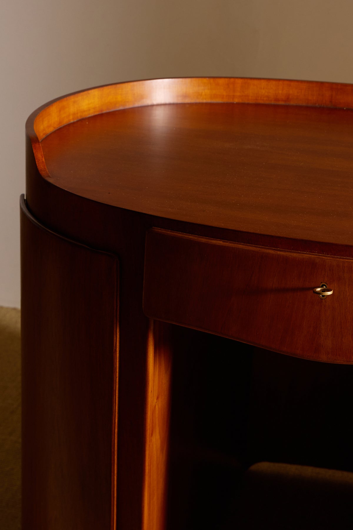 Luigi Caccia Dominioni walnut Casaccia desk, close view of the rim around the top and the drawer