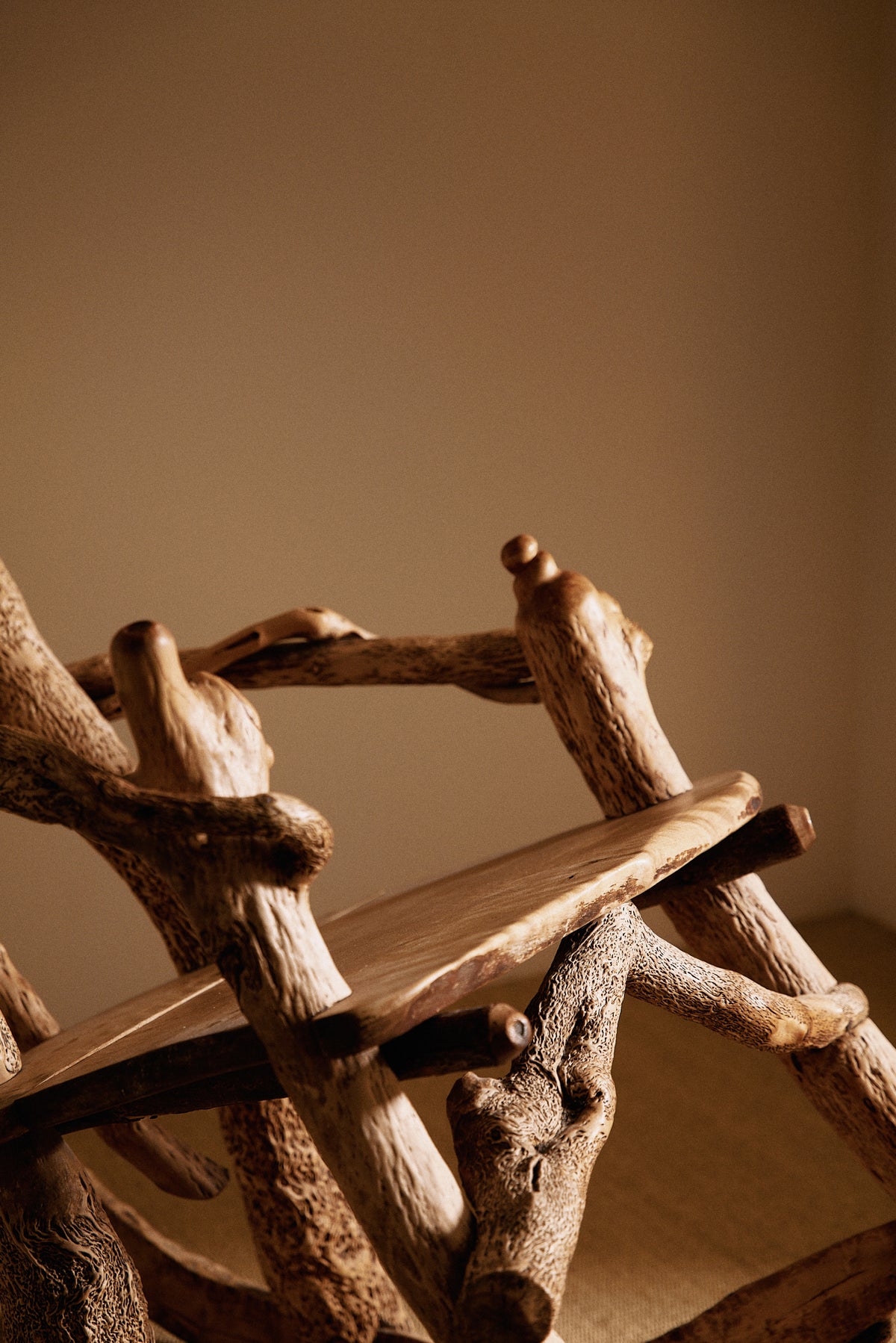 Matti Savijärvi tree root rocking chair, close view of the seat board between the branches