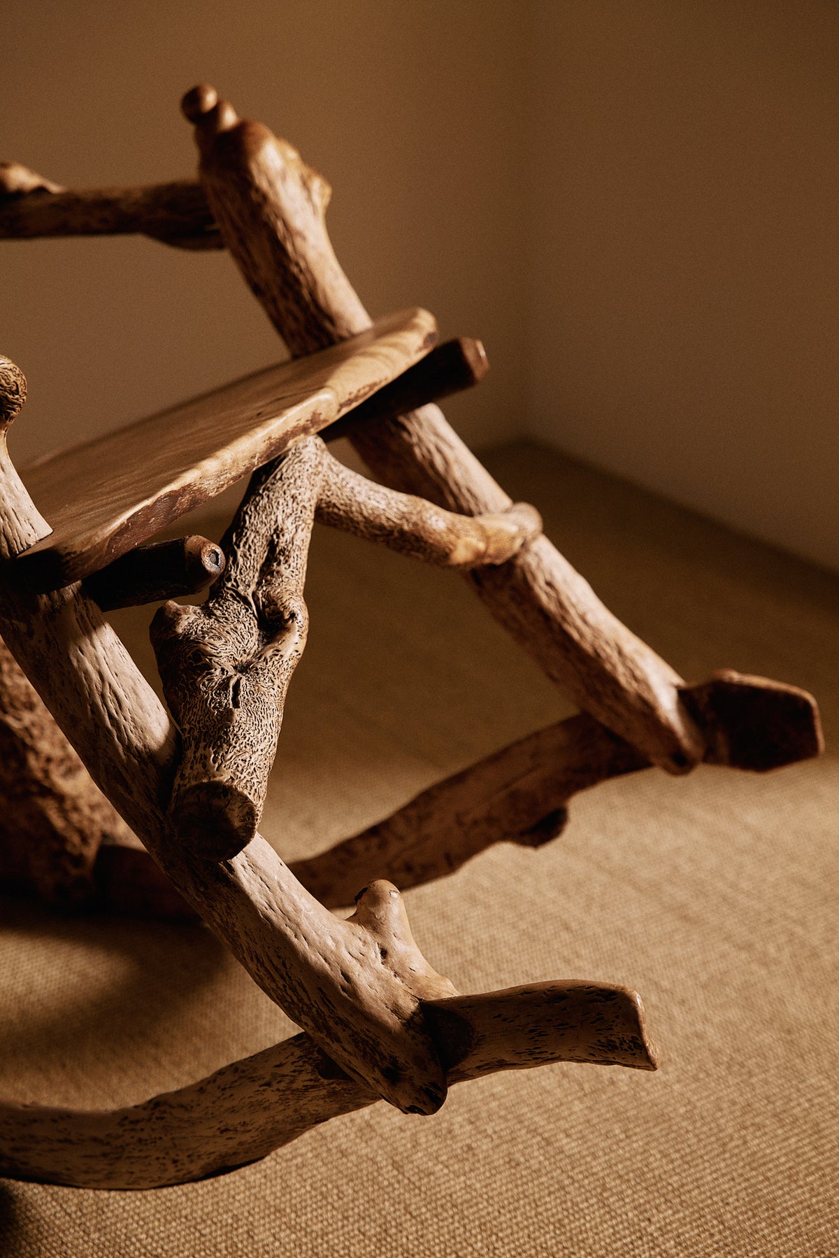 Matti Savijärvi tree root rocking chair, close view of the seat and joined branches
