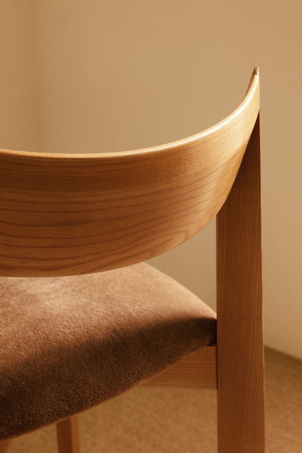 Mauro Pasquinelli oak and mohair velvet Maria dining chair, close view of the curve of the oak back rail