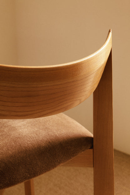 Mauro Pasquinelli oak and mohair velvet Maria dining chair, close view of the curve of the oak back rail