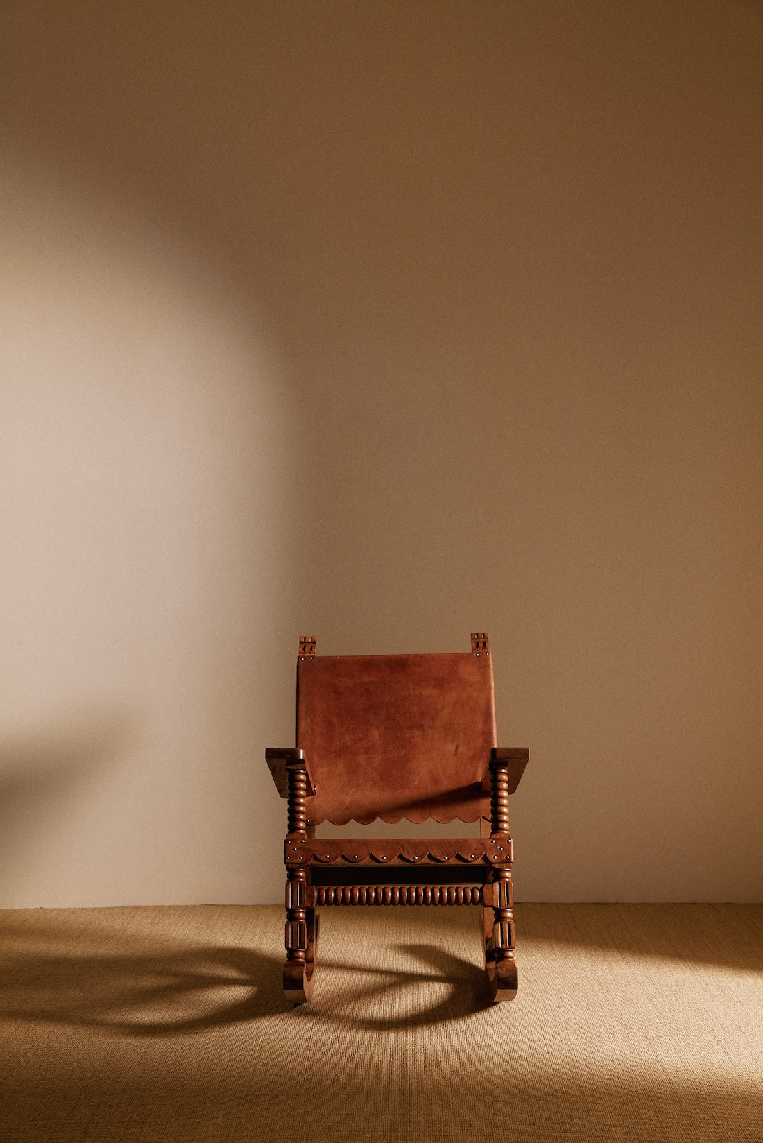 Mexican oak and tanned leather rocking chair, front view