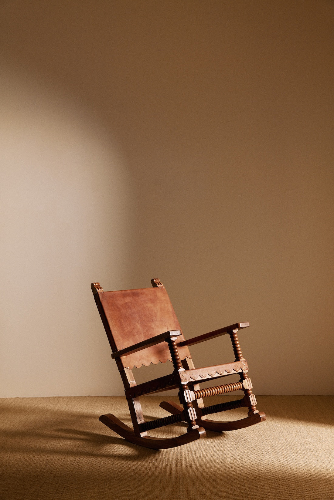 Mexican oak and tanned leather rocking chair side view