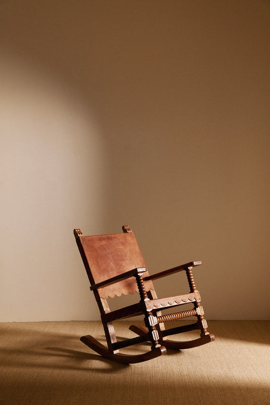 Mexican oak and tanned leather rocking chair side view