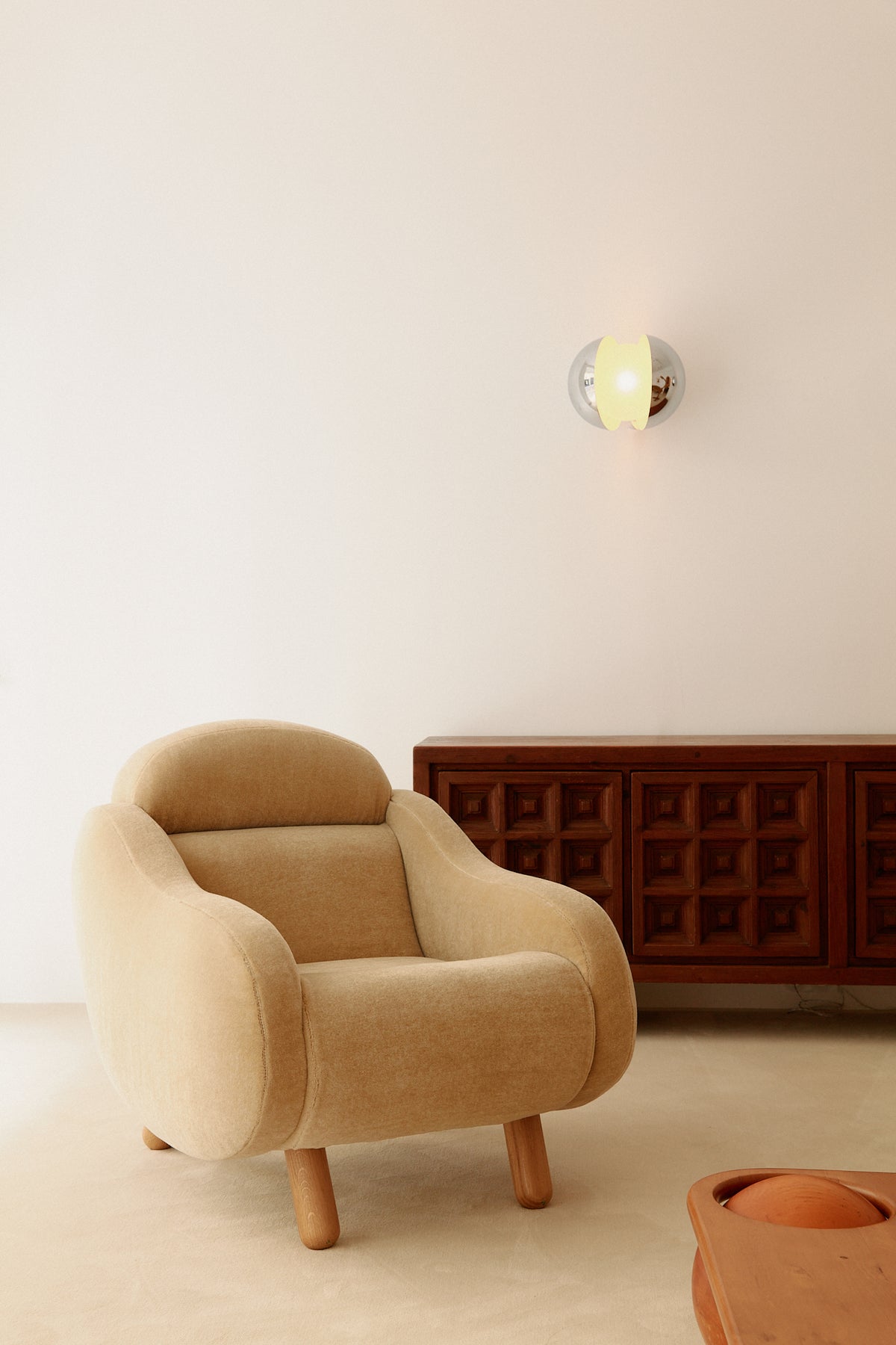 Gian Emilio, Piero & Anna Monti Diaframma polished steel and glass wall sconce, one sconce on the wall above an armchair