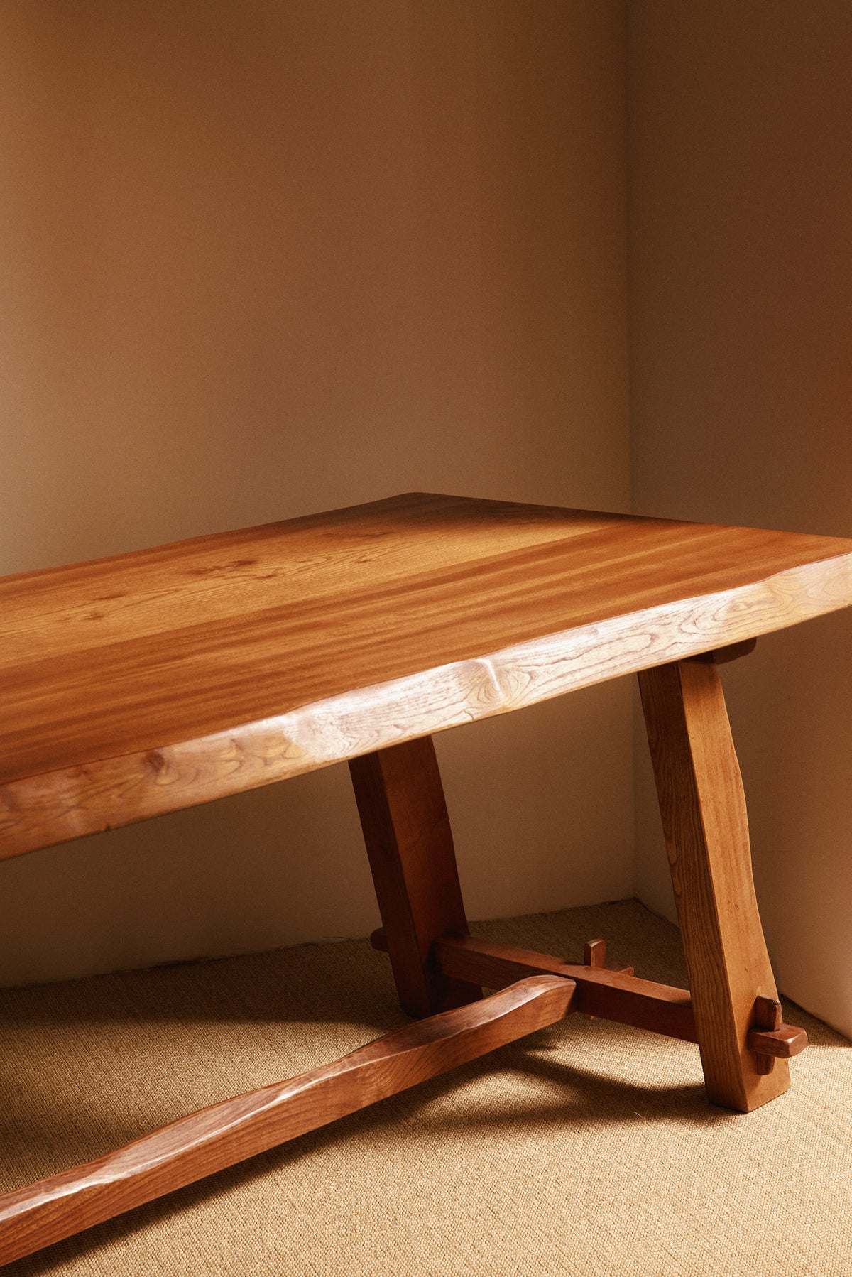 Olavi Hanninen elm wood dining table, nearer view of the end, the top and the stretcher