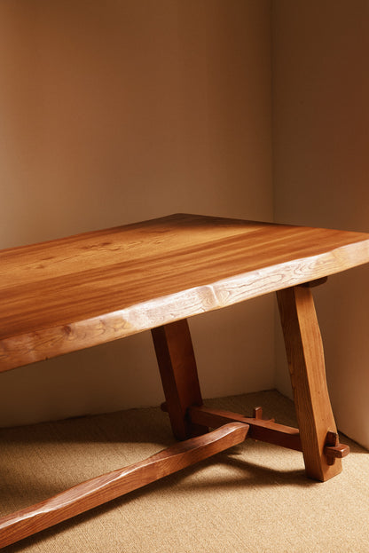 Olavi Hanninen elm wood dining table, nearer view of the end, the top and the stretcher