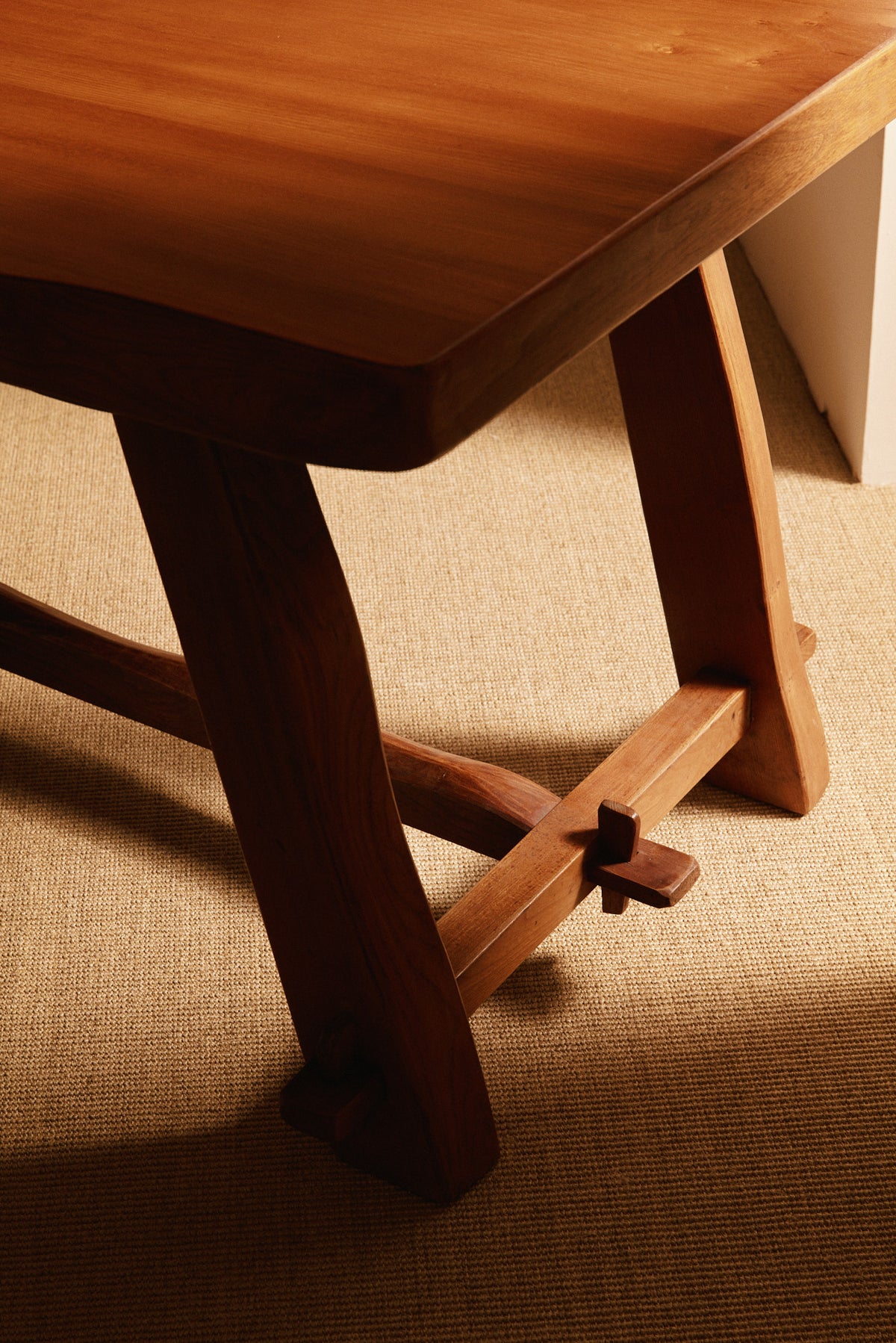Olavi Hanninen elm wood dining table, close view of a leg and the stretcher joint