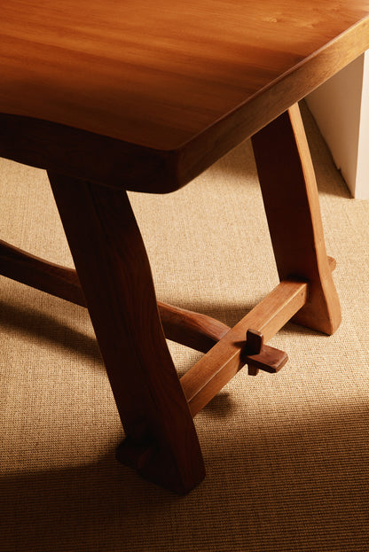 Olavi Hanninen elm wood dining table, close view of a leg and the stretcher joint