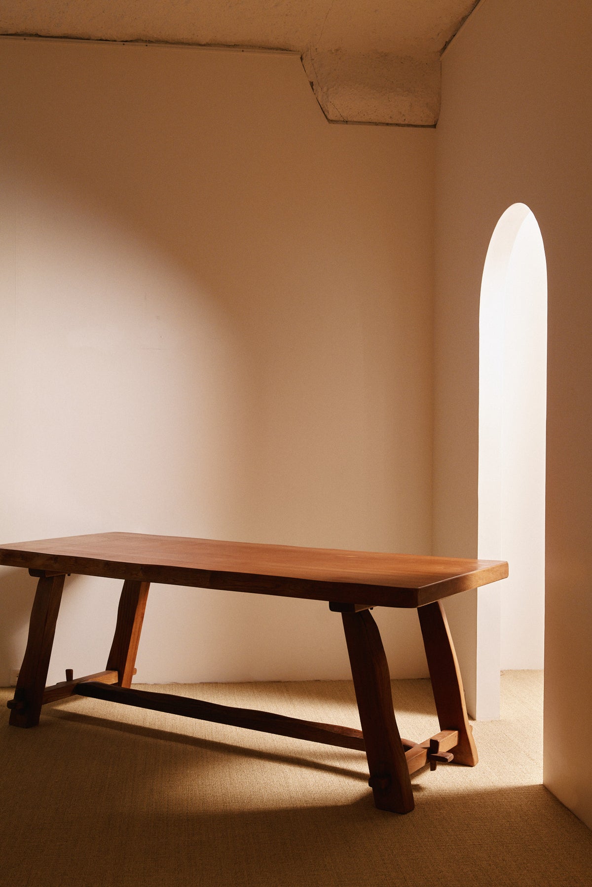 Olavi Hanninen elm wood dining table, lower view along the long side