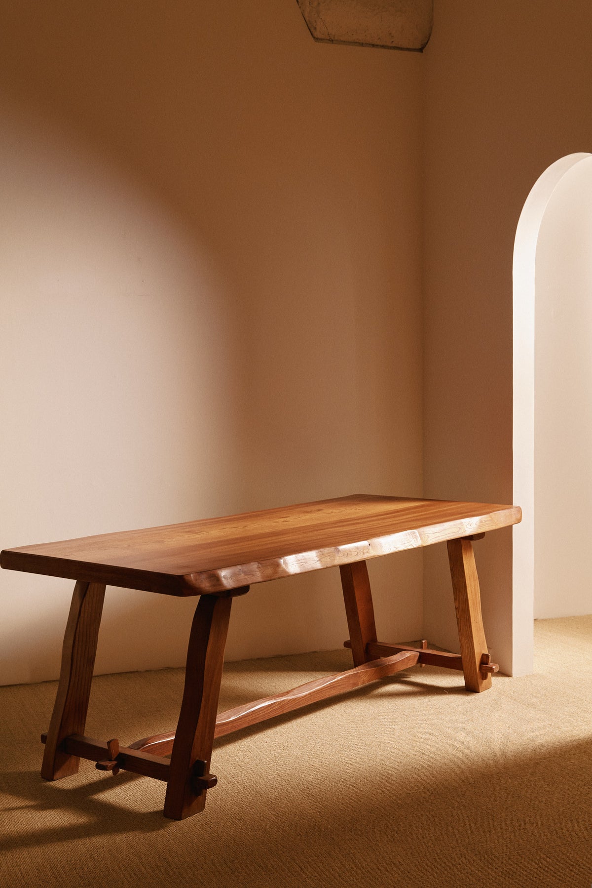 Olavi Hanninen elm wood dining table, view along the long side in the room