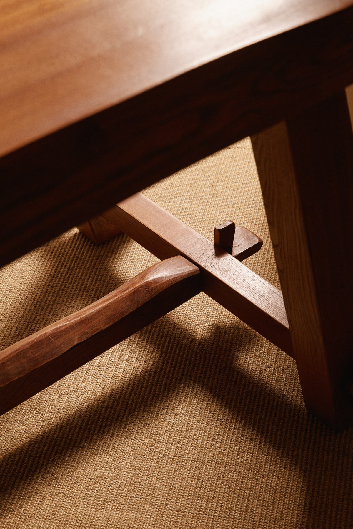Olavi Hanninen elm wood dining table, close view of the stretcher and its wooden pin