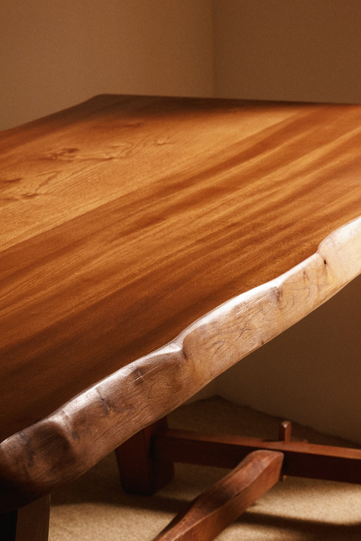 Olavi Hanninen elm wood dining table, close view of the elm top and its wavy edge