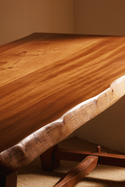 Olavi Hanninen elm wood dining table, close view of the elm top and its wavy edge
