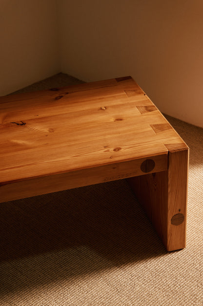 Roland Wilhelmsson pine coffee table, nearer view of a corner and leg
