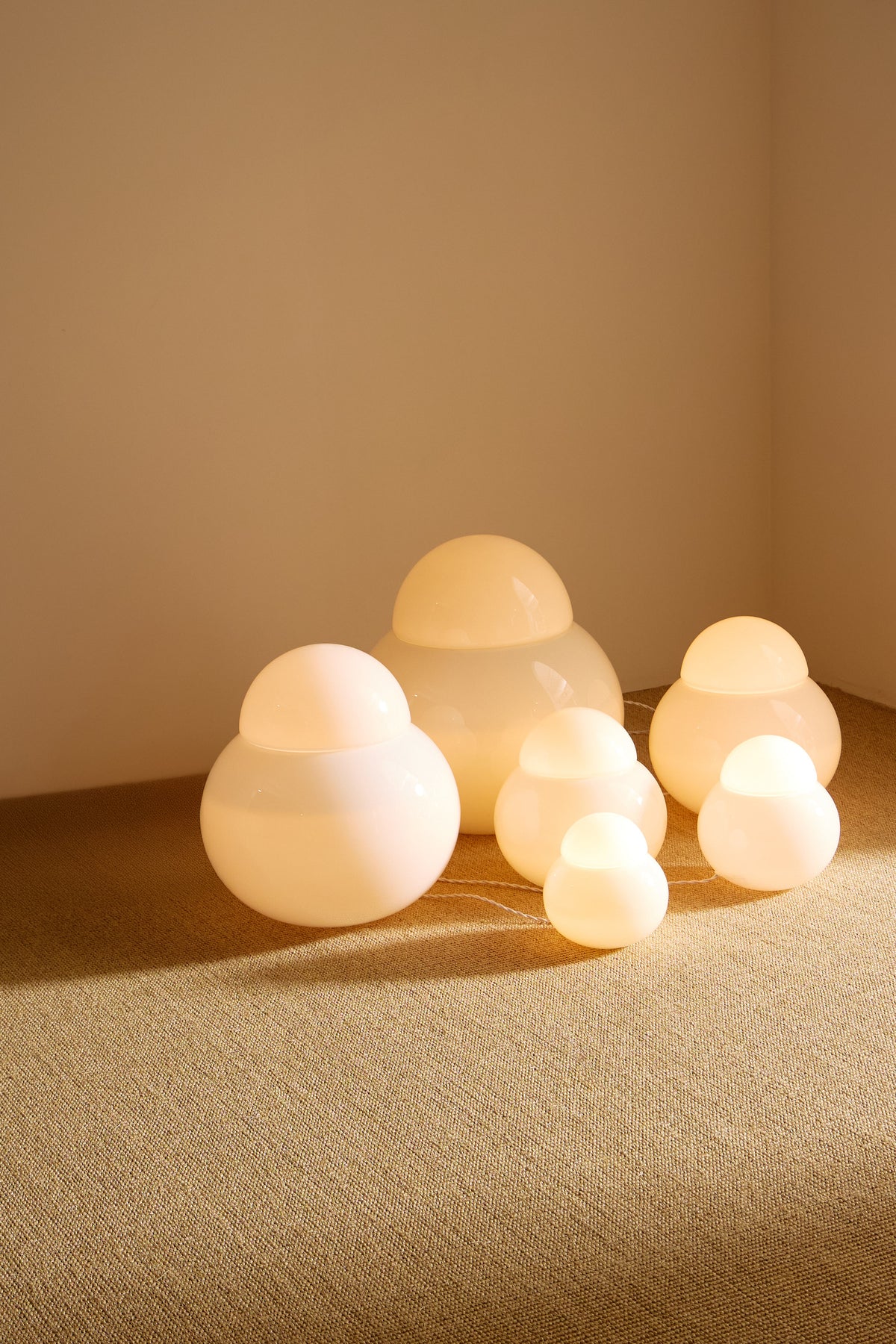Sergio Asti frosted glass lamps, all six lamps grouped in the corner