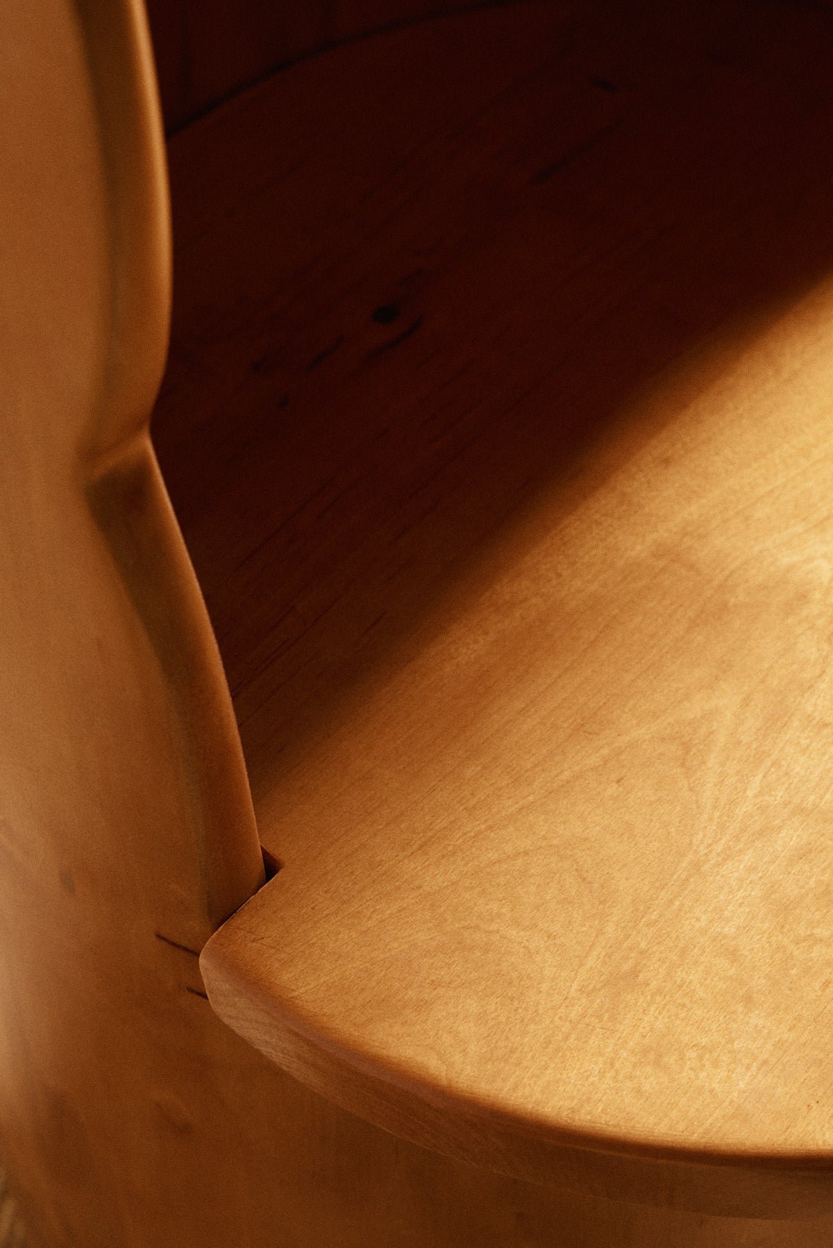 Swedish sculptural pine armchair, close-up of the seat edge and the back