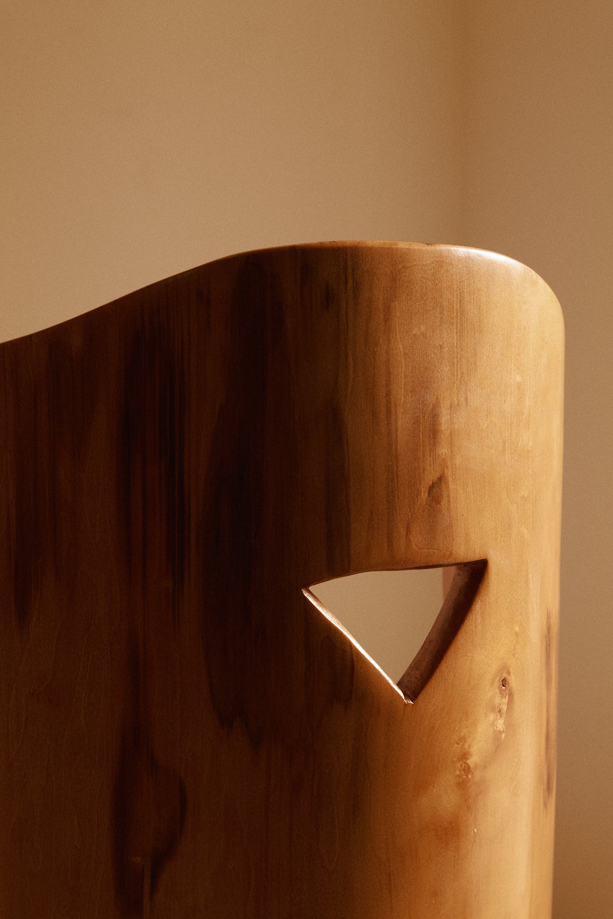 Swedish sculptural pine armchair, close-up of the triangular cutout in the back