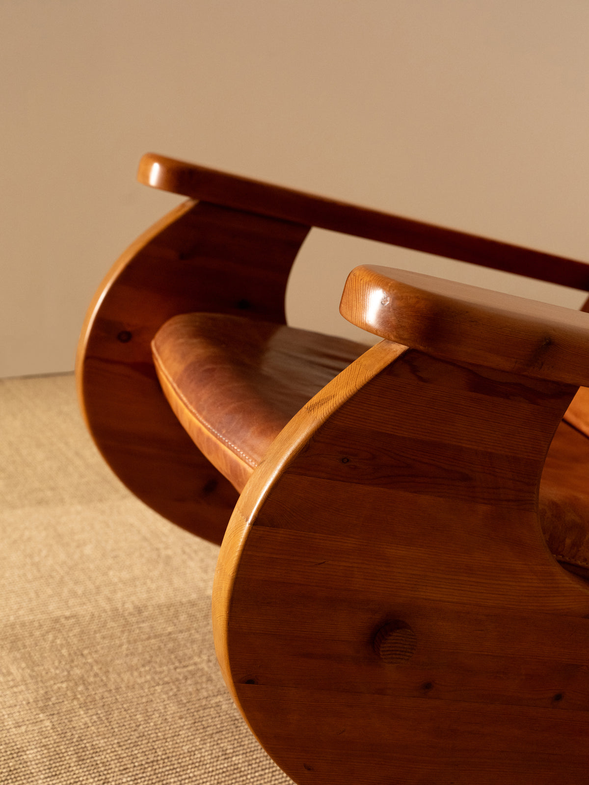 Wasa Furniture pine and patinated leather rocking chair, close view of the arm and curved rocker