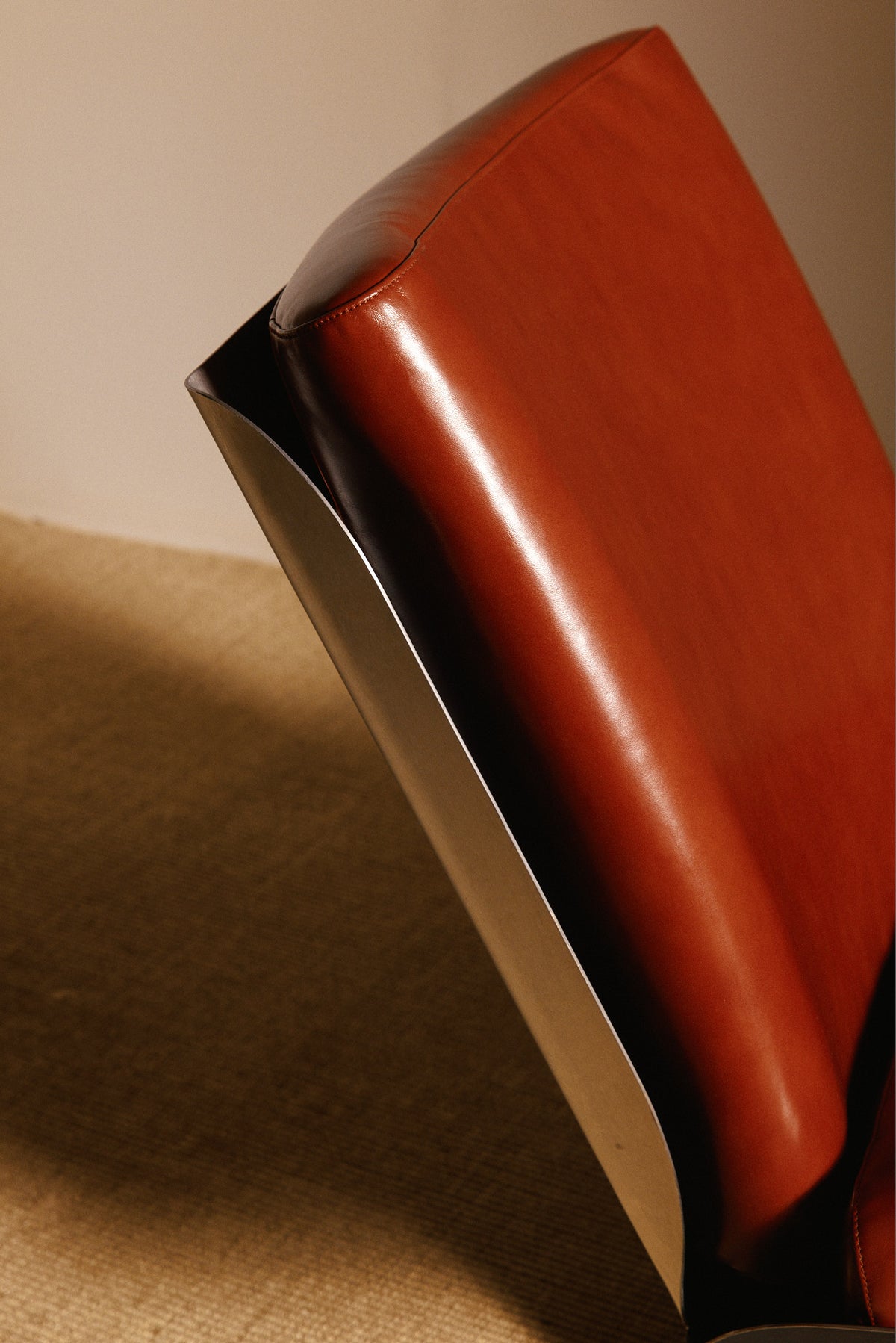 Xavier Féal cognac leather lounge chairs, close view of the leather back and steel edge