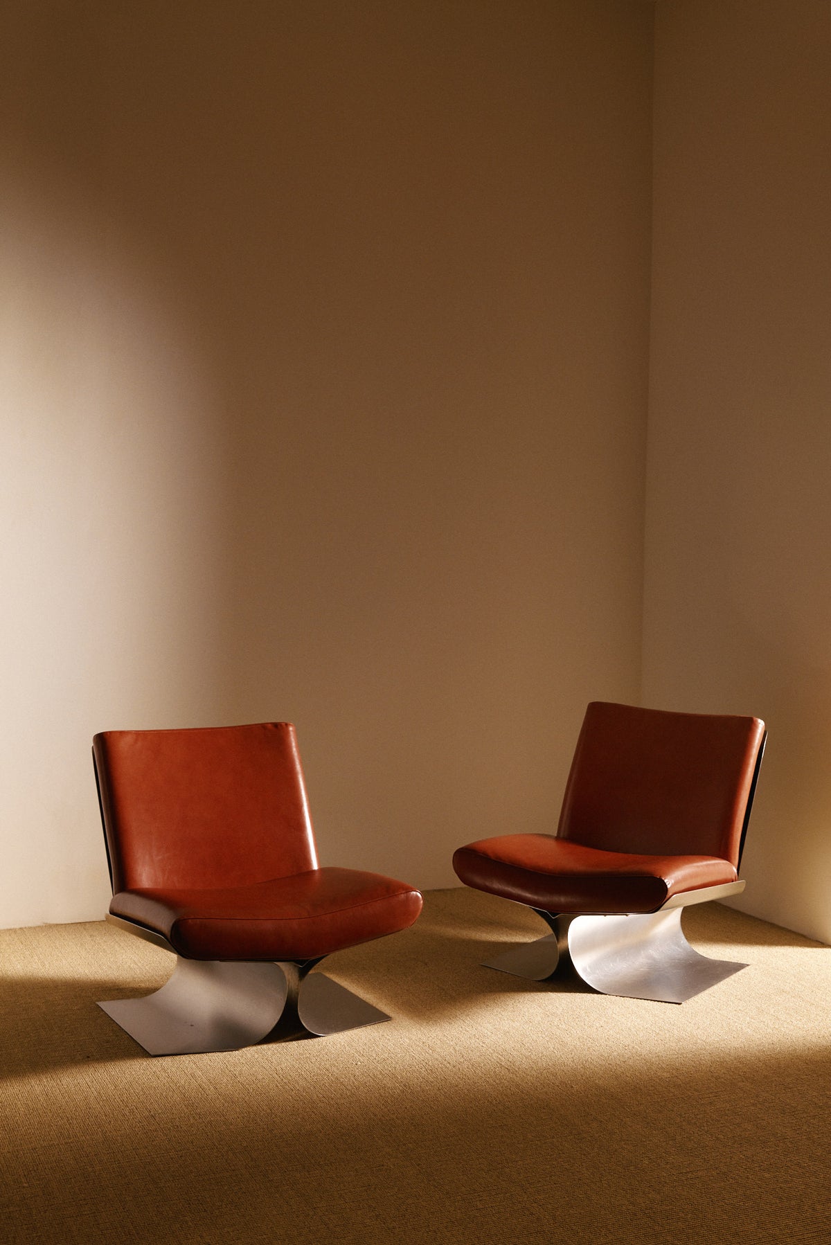 Xavier Féal cognac leather lounge chairs, pair seen from the front and side