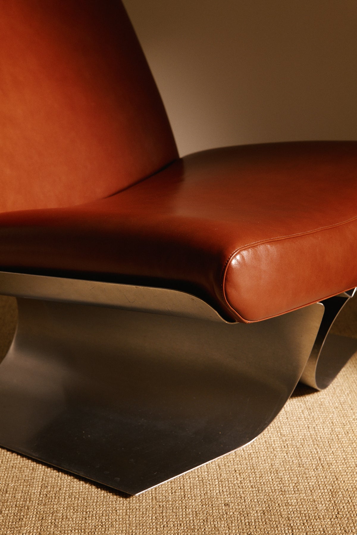 Xavier Féal cognac leather lounge chairs, close view of the seat edge and steel base