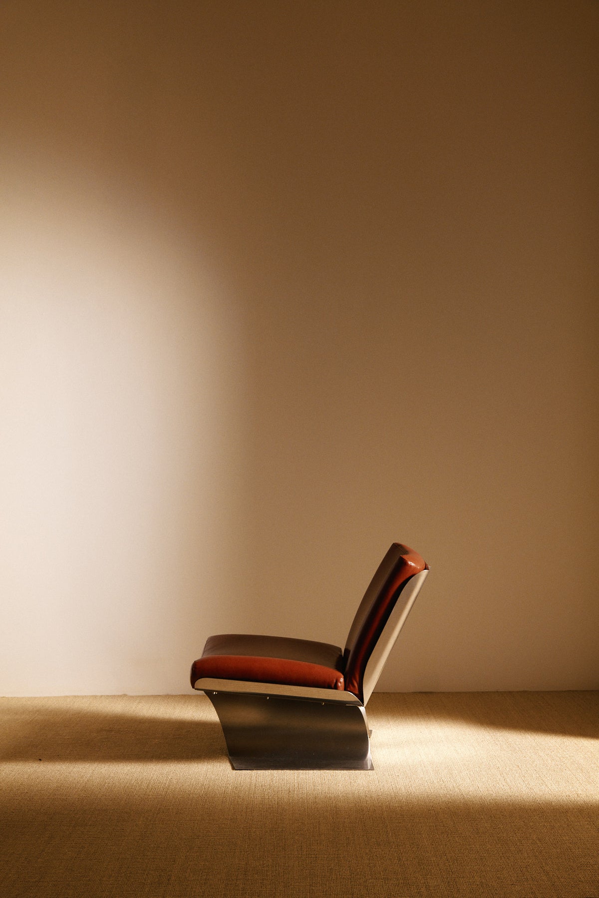 Xavier Féal cognac leather lounge chairs, single chair, side profile