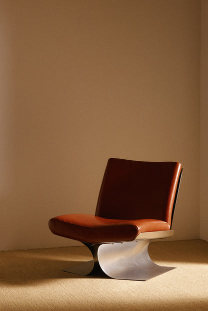 Xavier Féal cognac leather lounge chairs, single chair, three quarter front view