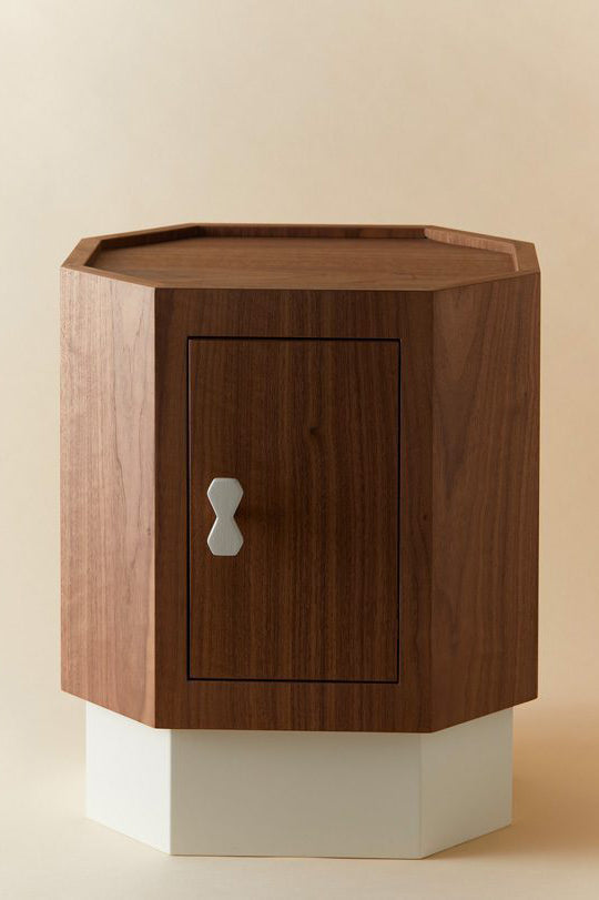 Chevet Otto Bedside Tables in Walnut/White Lacquered Plinth