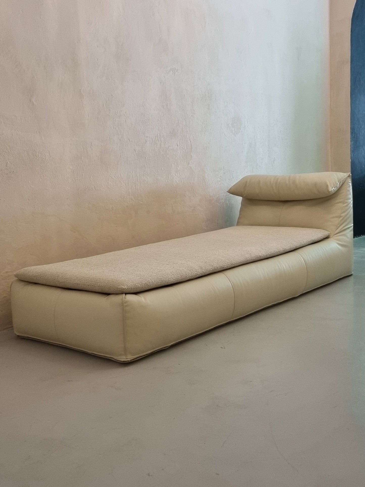 Le Bambole Daybed by Mario Bellini Beds