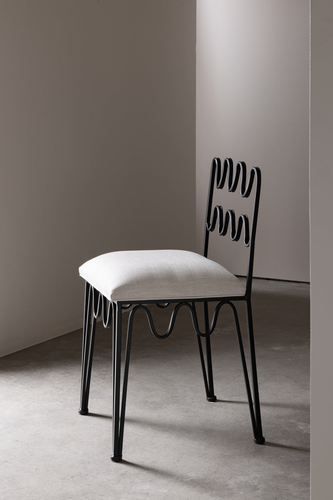 Wave Chair in Black Dining Chairs